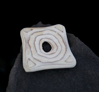 Σαπουνοθήκη ορθογώνια με τρύπα στο κέντρο της σε λευκή απόχρωση με καφέ δακτυλίους>
